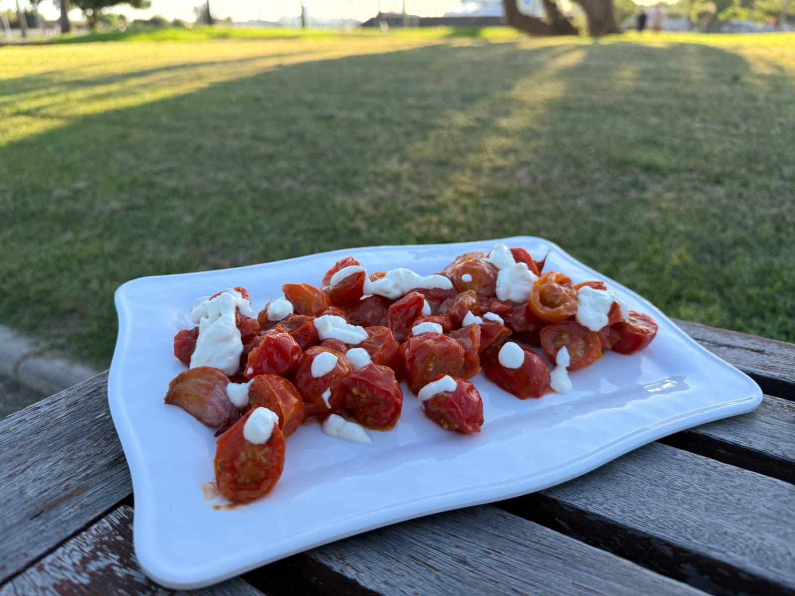 Tomate confitado con ajo y queso feta